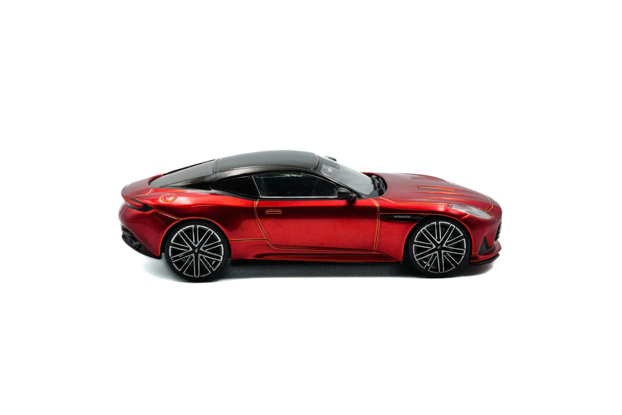 2023 Aston Martin DB12 Coupe Hiperrojo 1:43 Solido S4315701