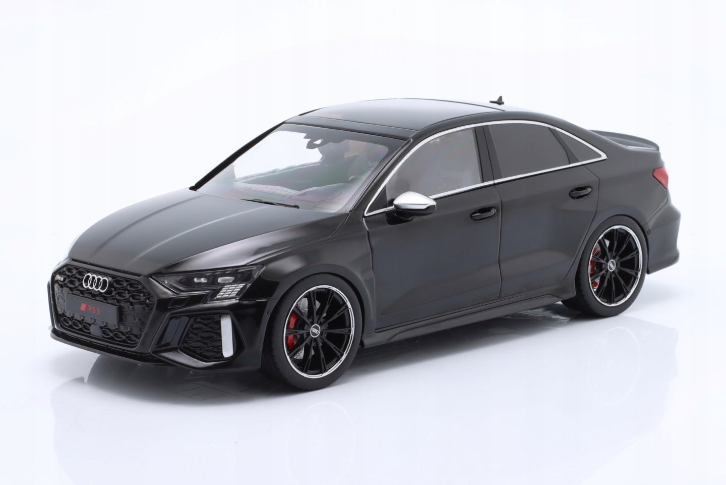 2022 Audi RS3 (8Y) Limousine Negro 1:18 IXO Models SPMW18003/MCG18450