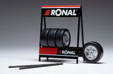 Expositor de Ruedas Ronal Motor Sport con Dos Ejes y Cuatro Ruedas 1:18 IXO Models SET018W