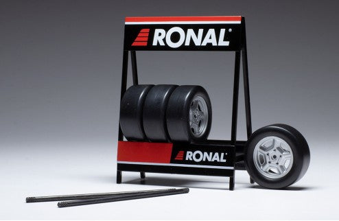 Expositor de Ruedas Ronal Motor Sport con Dos Ejes y Cuatro Ruedas 1:18 IXO Models SET018W