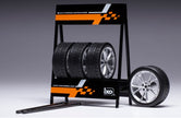 Expositor de Ruedas Hyundai con Dos Ejes y Cuatro Ruedas 1:18 IXO Models SET020W