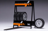 Expositor de Ruedas Saab con Dos Ejes y Cuatro Ruedas 1:18 IXO Models SET022W