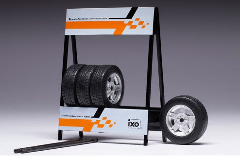 Expositor de Ruedas Lada VFTS con Dos Ejes y Cuatro Ruedas Plateadas 1:18 IXO Models SET023W
