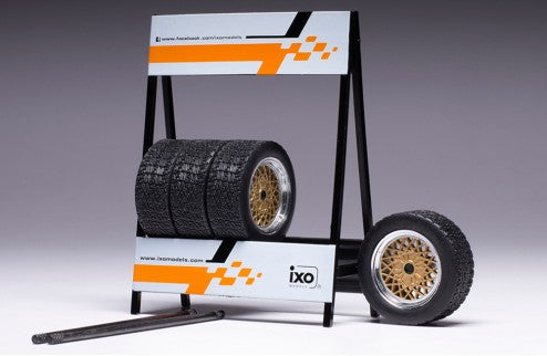 Expositor de Ruedas Lada VFTS con Dos Ejes y Cuatro Ruedas Doradas 1:18 IXO Models SET024W