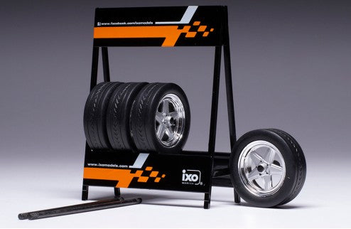 Expositor de Ruedas Penta con Dos Ejes y Cuatro Ruedas 1:18 IXO Models SET025W