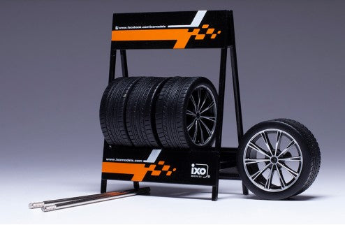 Expositor de Ruedas para Audi RS3 con Dos Ejes y Cuatro Ruedas Plateado 1:18 IXO Models SET028W