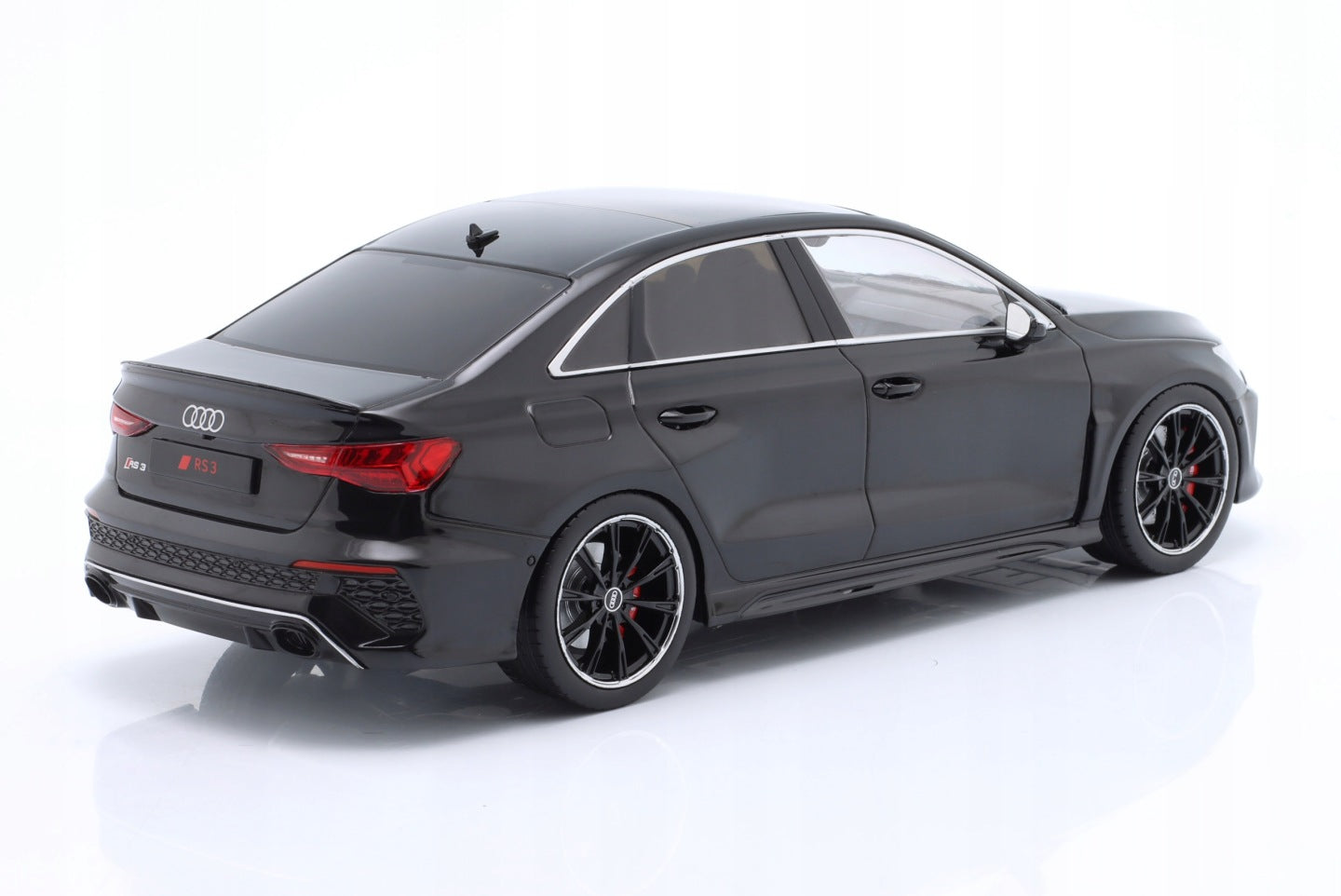2022 Audi RS3 (8Y) Limousine Negro 1:18 IXO Models SPMW18003/MCG18450