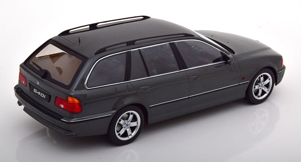 1997 BMW 540i (E39) Touring Gris Metalizado 1:18 KK-Scale KKDC181082