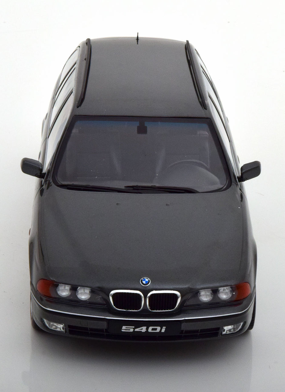 1997 BMW 540i (E39) Touring Gris Metalizado 1:18 KK-Scale KKDC181082