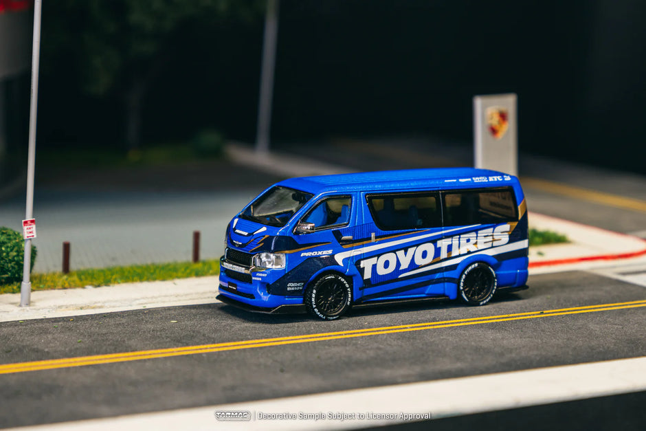 2004 Toyota Hiace Widebody Toyo Tires Azul/Blanco 164 Tarmac T64-038-TOYO