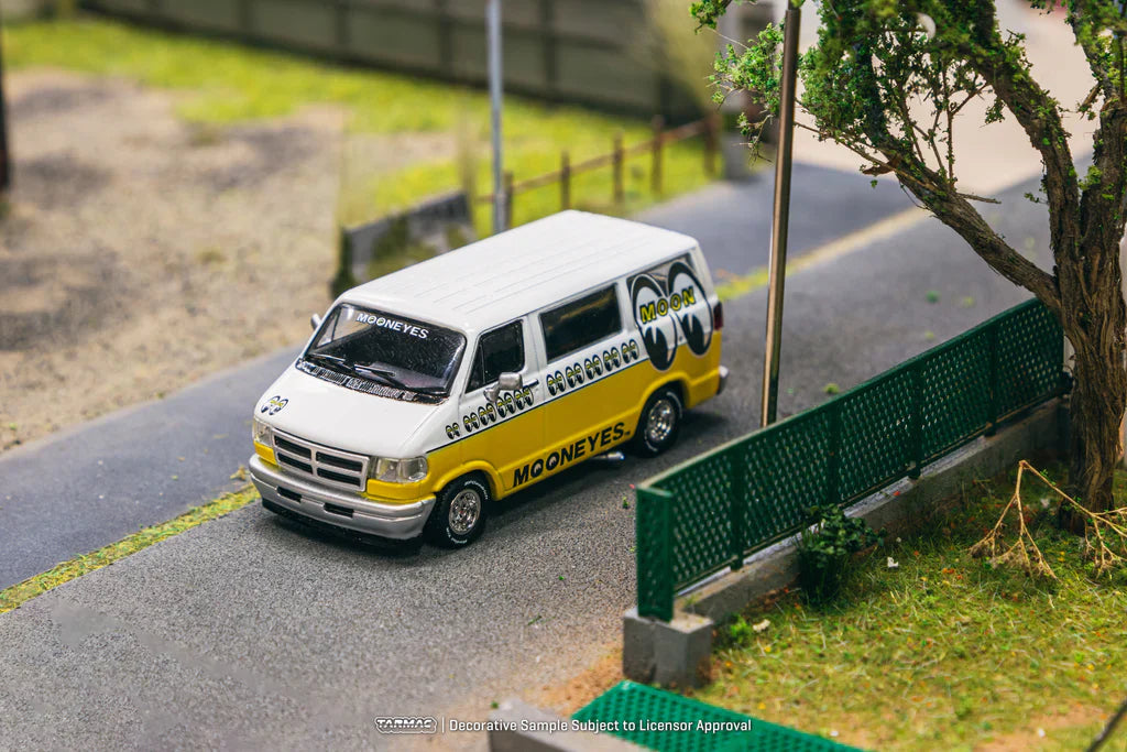1998 Dodge Van Mooneyes Blanco/Amarillo 164 Tarmac T64G-TL032-ME