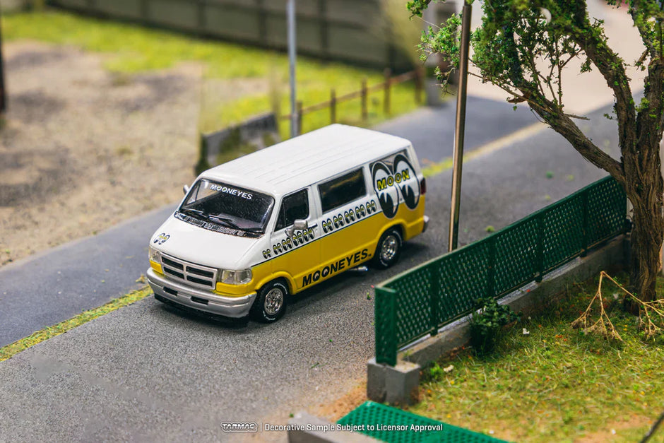 1998 Dodge Van Mooneyes Blanco/Amarillo 164 Tarmac T64G-TL032-ME