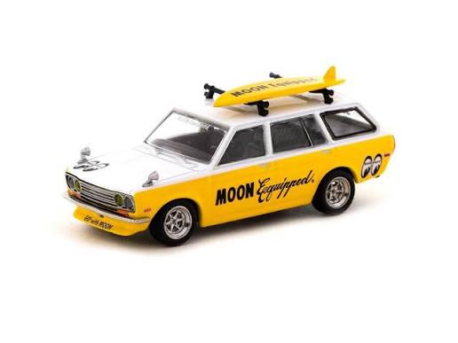 1971 Datsun Bluebird 510 Wagon "Moon Equipped" Amarillo/Blanco 1:64 Tarmac T64G-026-ME1
