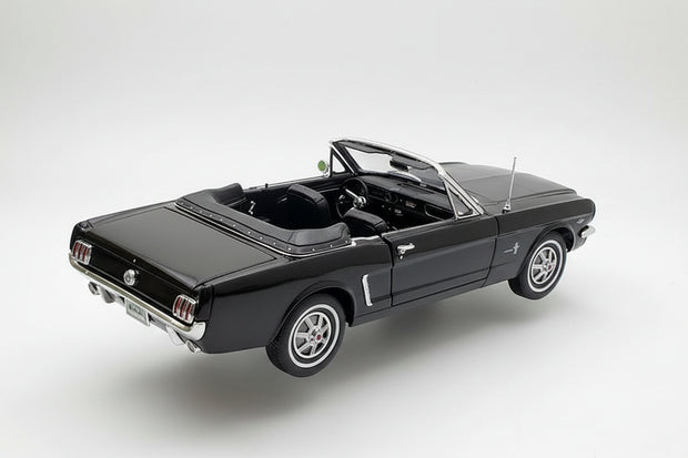 1964 Ford Mustang 1-2 Cabrio Negro 1:18 Welly 12519