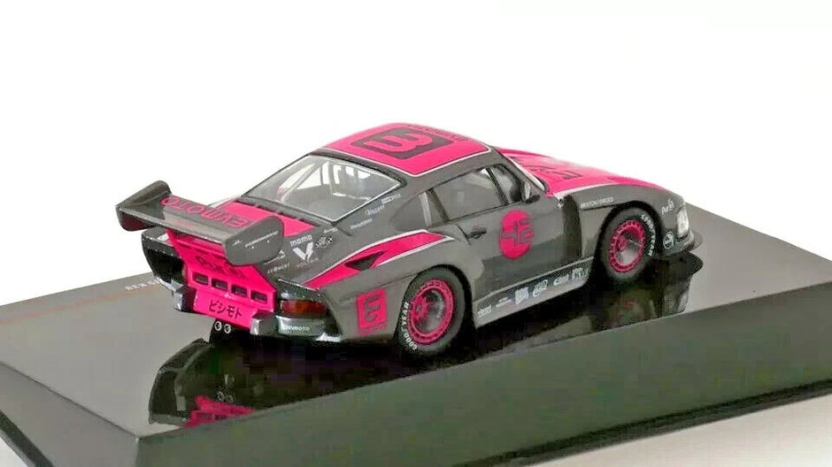 2023 Porsche 935 K3V Bisimoto Nº 42 Grafito/Rosa 1:43 IXO Models GTM172LQ