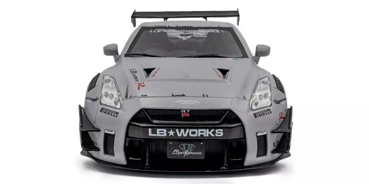 2024 Nissan GT-R (R35) Liberty Walk Body Kit Gris + Figura Kato San Edición Limitada 1:18 Solido S1805821