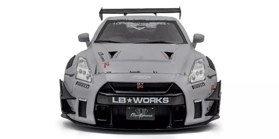 2024 Nissan GT-R (R35) Liberty Walk Body Kit Gris + Figura Kato San Edición Limitada 1:18 Solido S1805821