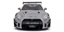 2024 Nissan GT-R (R35) Liberty Walk Body Kit Gris + Figura Kato San Edición Limitada 1:18 Solido S1805821