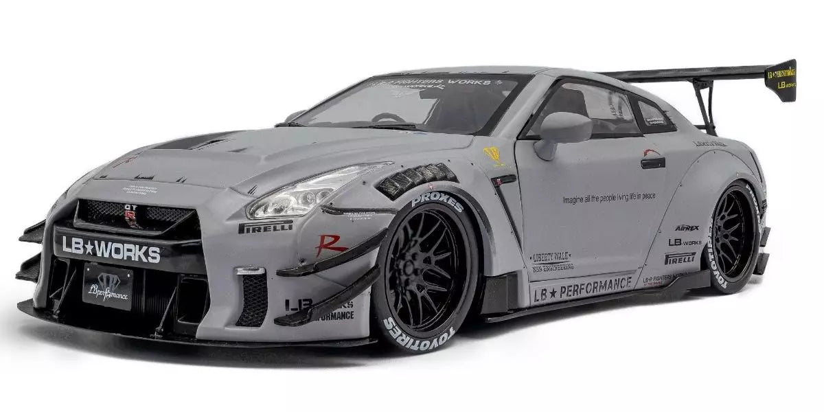 2024 Nissan GT-R (R35) Liberty Walk Body Kit Gris + Figura Kato San Edición Limitada 1:18 Solido S1805821