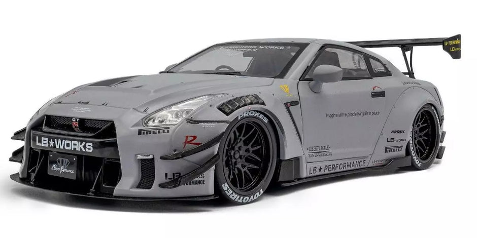 2024 Nissan GT-R (R35) Liberty Walk Body Kit Gris + Figura Kato San Edición Limitada 1:18 Solido S1805821