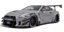 2024 Nissan GT-R (R35) Liberty Walk Body Kit Gris + Figura Kato San Edición Limitada 1:18 Solido S1805821