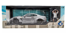 2024 Nissan GT-R (R35) Liberty Walk Body Kit Gris + Figura Kato San Edición Limitada 1:18 Solido S1805821