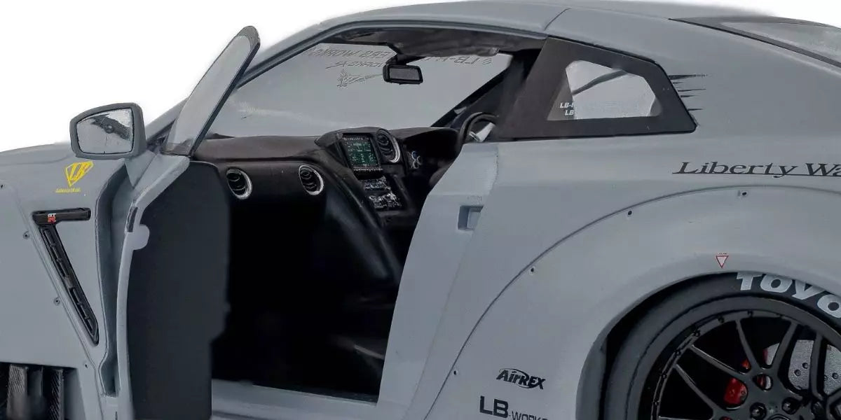 2024 Nissan GT-R (R35) Liberty Walk Body Kit Gris + Figura Kato San Edición Limitada 1:18 Solido S1805821