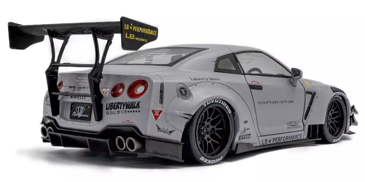 2024 Nissan GT-R (R35) Liberty Walk Body Kit Gris + Figura Kato San Edición Limitada 1:18 Solido S1805821