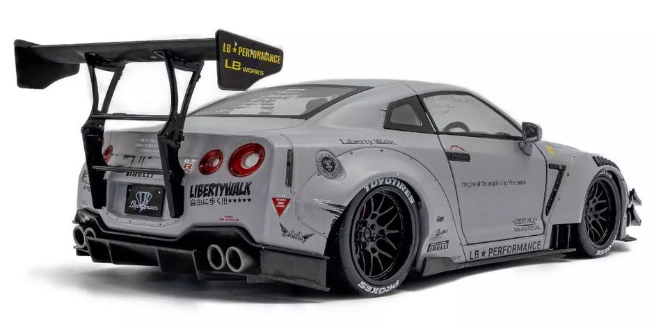 2024 Nissan GT-R (R35) Liberty Walk Body Kit Gris + Figura Kato San Edición Limitada 1:18 Solido S1805821