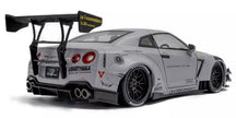 2024 Nissan GT-R (R35) Liberty Walk Body Kit Gris + Figura Kato San Edición Limitada 1:18 Solido S1805821