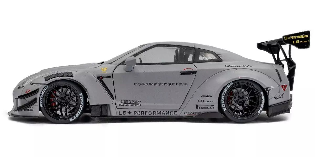 2024 Nissan GT-R (R35) Liberty Walk Body Kit Gris + Figura Kato San Edición Limitada 1:18 Solido S1805821