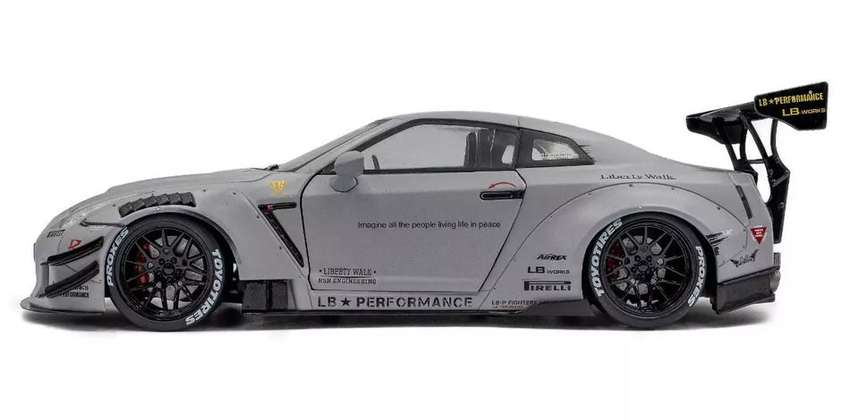 2024 Nissan GT-R (R35) Liberty Walk Body Kit Gris + Figura Kato San Edición Limitada 1:18 Solido S1805821