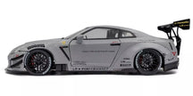 2024 Nissan GT-R (R35) Liberty Walk Body Kit Gris + Figura Kato San Edición Limitada 1:18 Solido S1805821