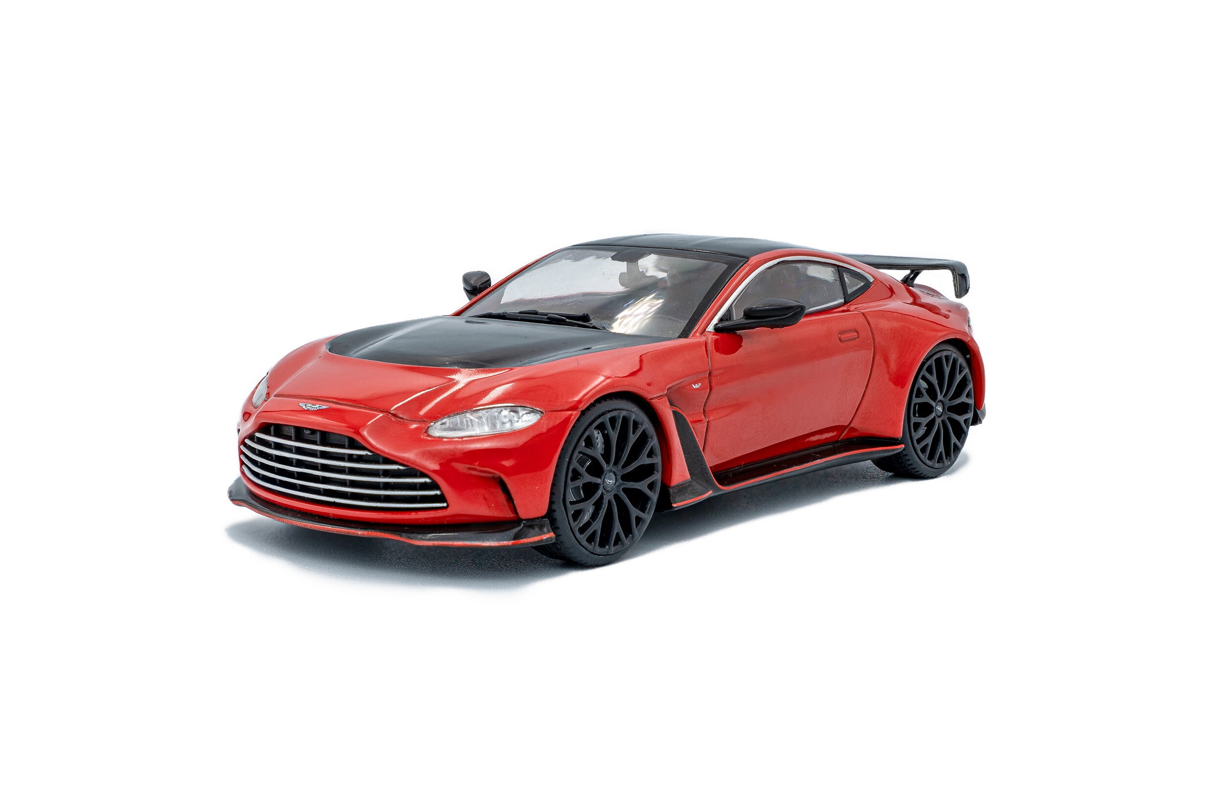 2023 Aston Martin V12 Vantage Rojo Bicapa 1:43 Solido S4314104