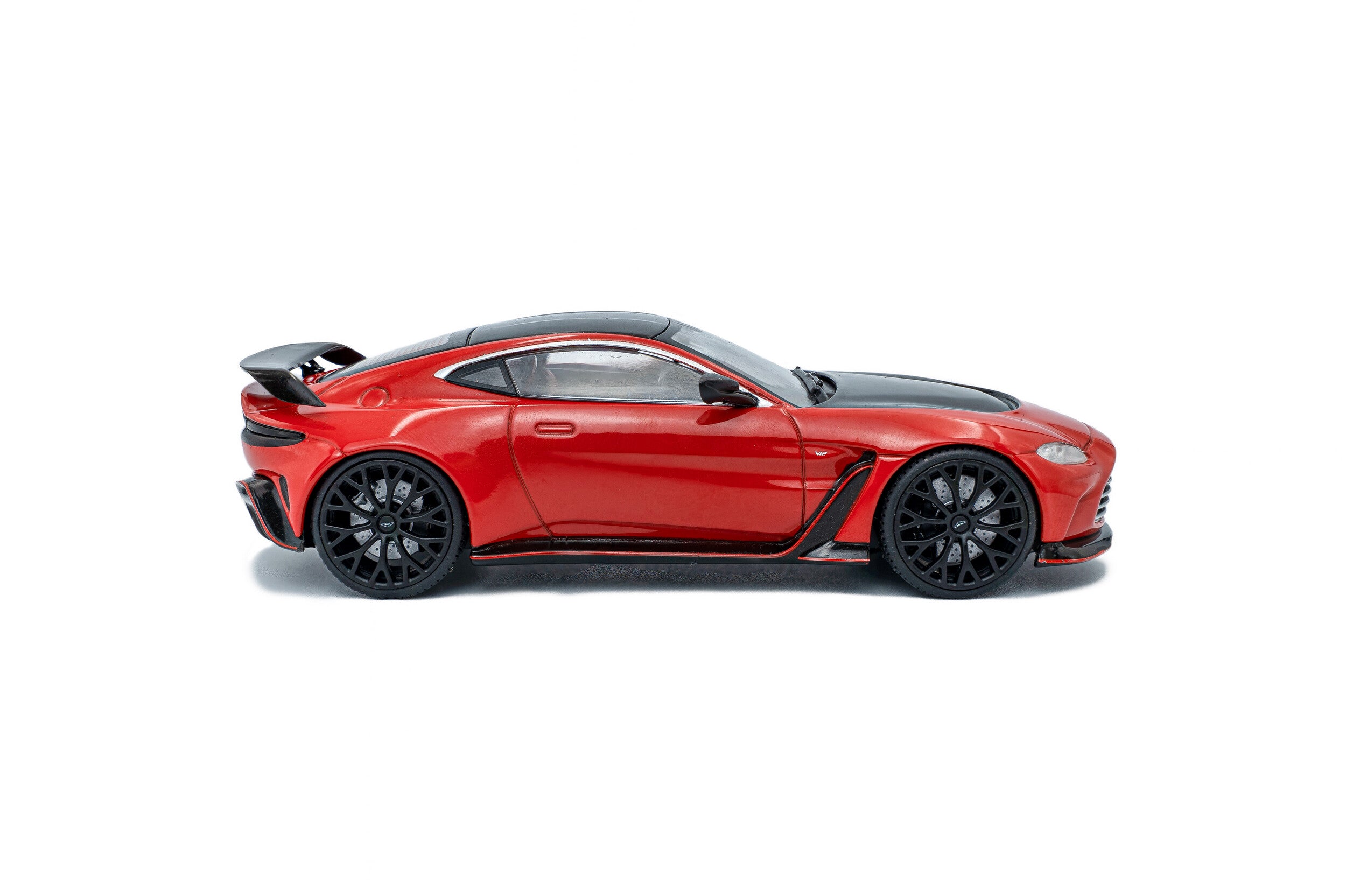 2023 Aston Martin V12 Vantage Rojo Bicapa 1:43 Solido S4314104